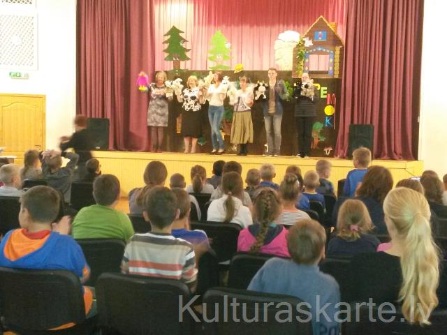   Rēzeknes novada Kaunatas vidusskolas skolēni ciemos Istras tautas namā. Leļļu teātra "TEREMOK" izrāde.